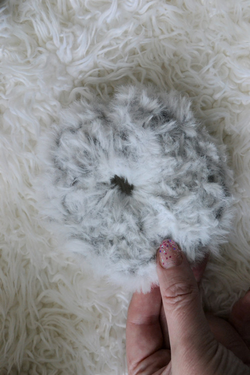 Chlupatá maxi kožešinková scrunchie gumička