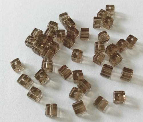 Skleněné kostičky 4mm -16ks — foto 1
