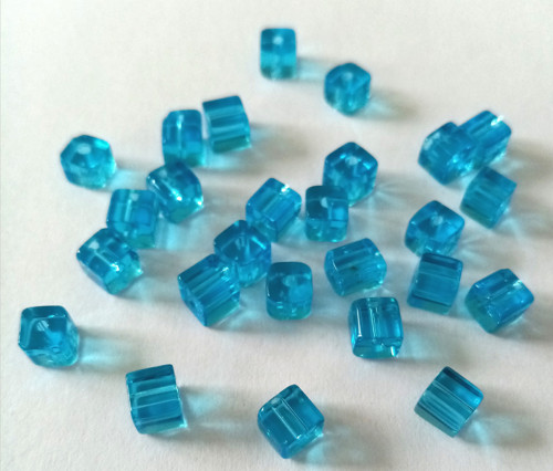 Skleněné kostičky 4mm -16ks — foto 1