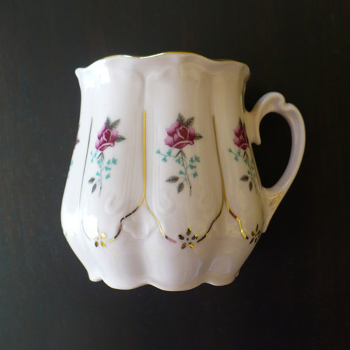 Hrneček z růžového porcelánu