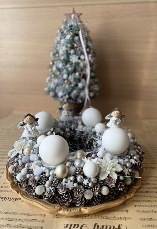 Adventní věnec bohatě zdobený — foto 1