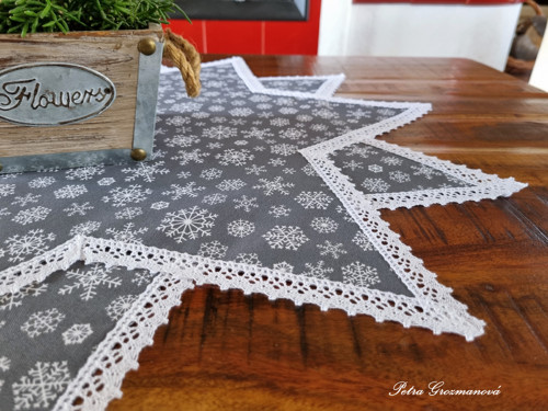 Vánoční hvězda lemovaná bílou krajkou...70 cm