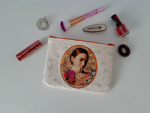 Taštička na mobil - Frida s perlami — foto 1