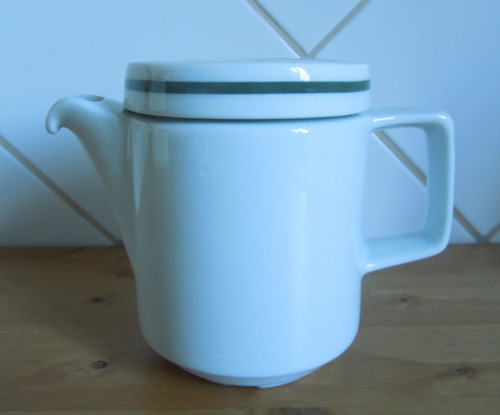 Malá stará porcelánová konvička s víčkem