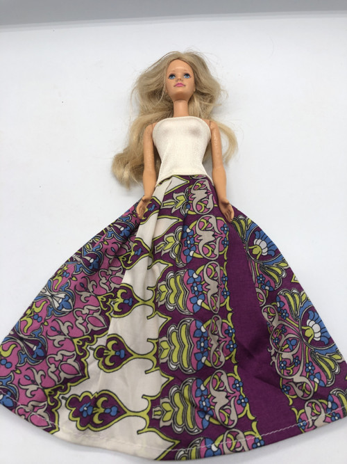 Barevné šatičky na Barbie