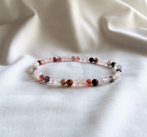 Přírodní spinel s růženínem*broušený*náramek