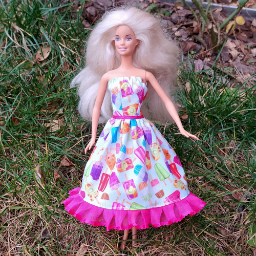 Šaty pro klasickou Barbie