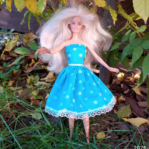 Šaty pro klasickou Barbie