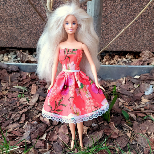Šaty pro klasickou Barbie