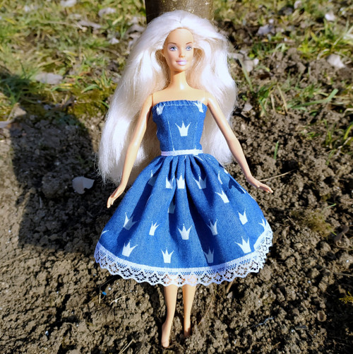 Šaty pro klasickou Barbie
