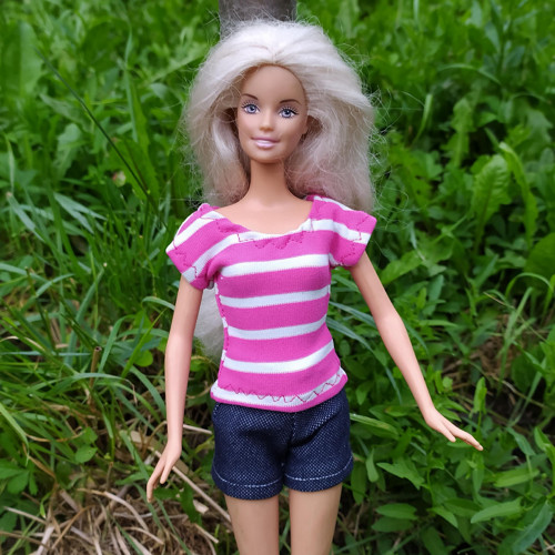 Tričko a kraťasy pro klasickou Barbie