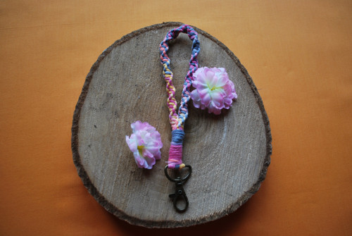 Macramé klíčenka na ruku - DNA multicolor růžová