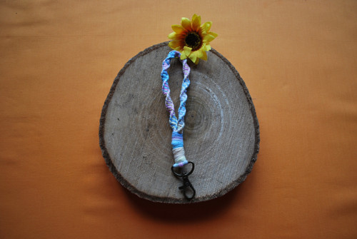 Macramé klíčenka na ruku - DNA multicolor světlá