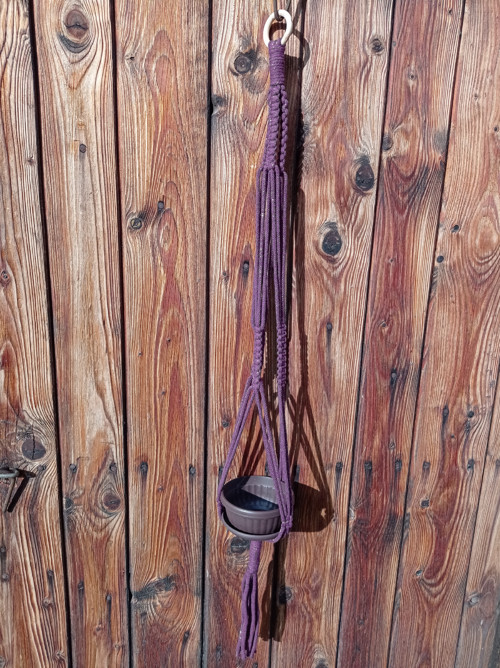 Macramé závěs na květináč fialový se zlatou nití