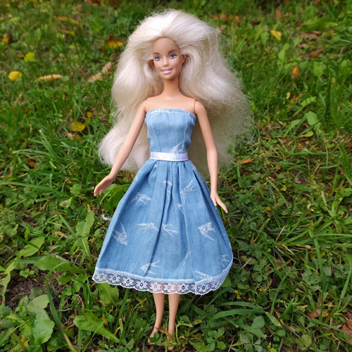 Šaty pro klasickou Barbie
