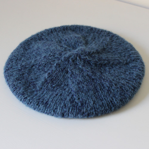 Baret trocha luxusu v modré — foto 1
