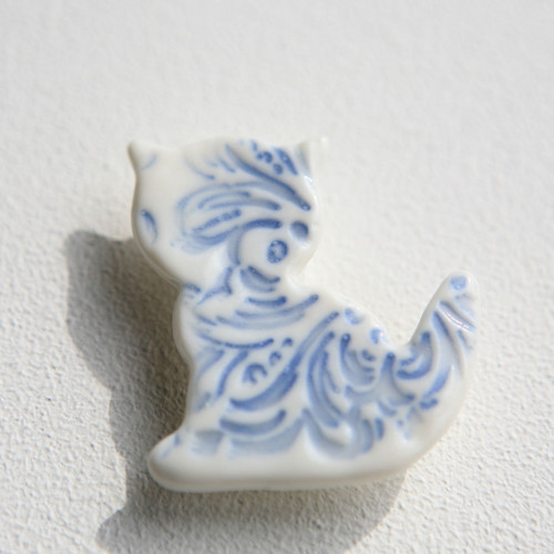 Kočka porcelánová brož — foto 1