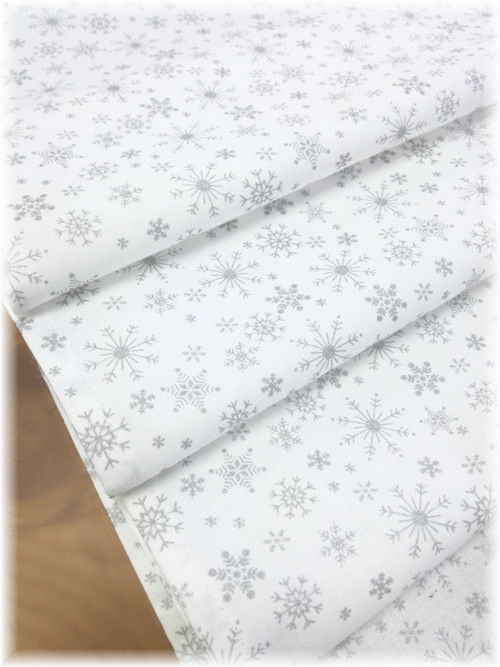 Vánoční ubrus 150x45 stříbrné vločky