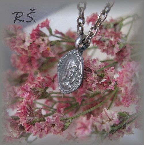 Drobná MADONKA 19 x 14 mm + kulaté pevné očko