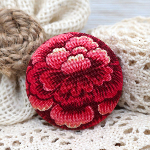 Buttonková brož Červená květinová 38mm