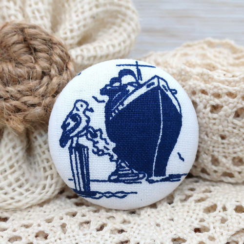 Buttonková brož V přístavu 38mm