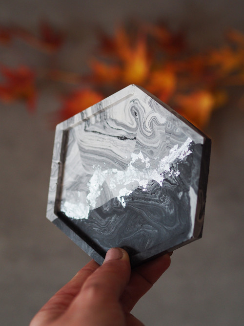 Podtácek hexagon gray & silver - jesmonite