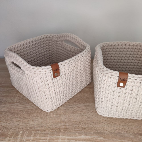 Háčkovaný košík s dřevěným tmavým dnem *20x20 cm*