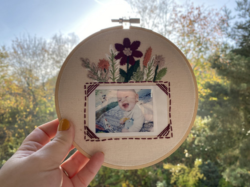 Vyšívaný rámeček na polaroid - Louka