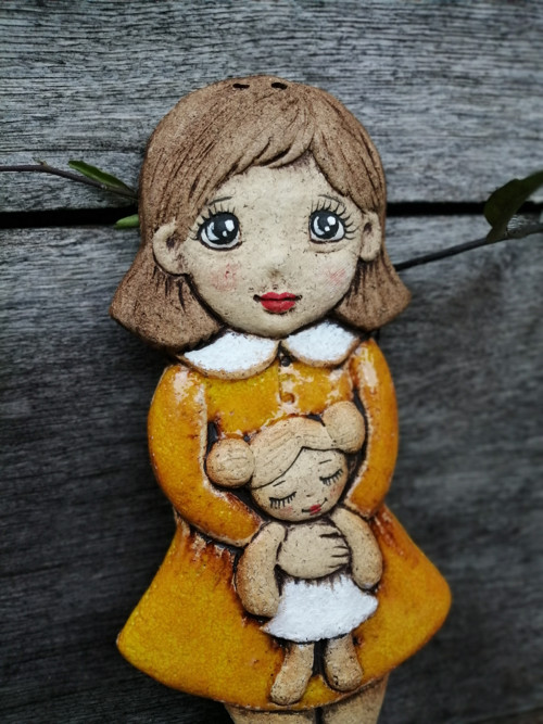 Holčička s panenkou , malovaná — foto 1