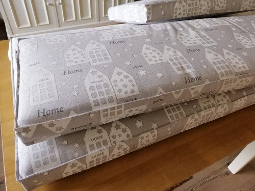 Futonový polstr na lavici, vánoční domečky