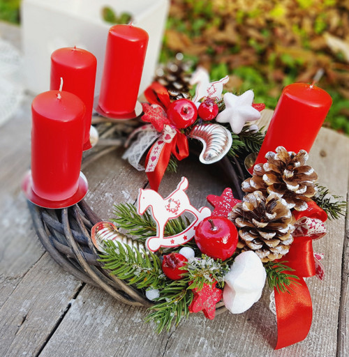 Adventní věneček s koníčky — foto 1