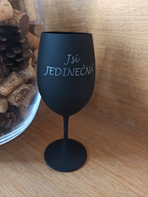 Barevná sklenička na víno - Jsi jedinčná
