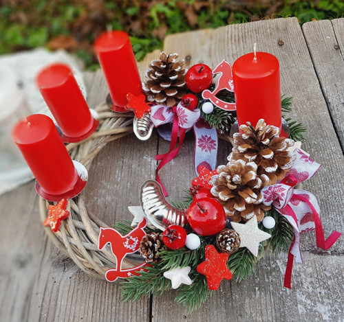 Adventní věneček s koníčky — foto 1
