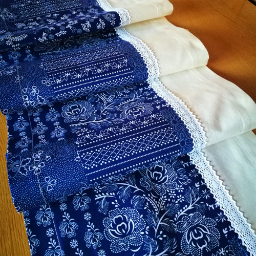 Běhoun na stůl modrý patchwork s krajkou