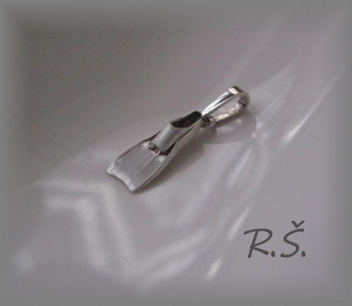 ŠNORCHLUJEME ...ploutev ..cca 17 x 7 mm přívěsek
