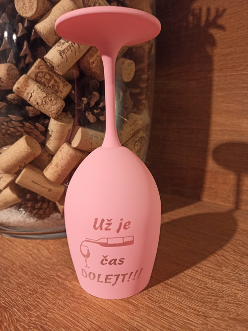 Sklenice na víno - Už je čas dolejt