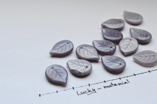 Fialově perleťové lístky 18 x 13 mm ..... 10 ks
