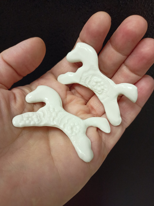 Porcelánová brož Koník.
