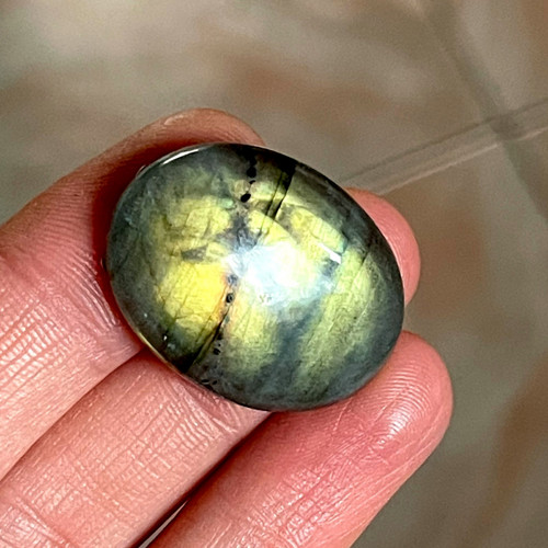 Labradorit kabošon ovál (28x20x5 mm, 37,50 Ct,L045