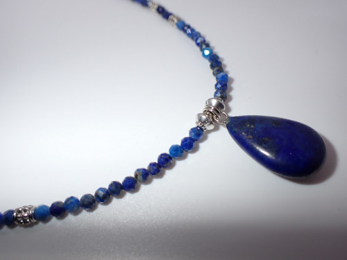 Náhrdelník z minerálu LAPIS LAZULI s kapkou