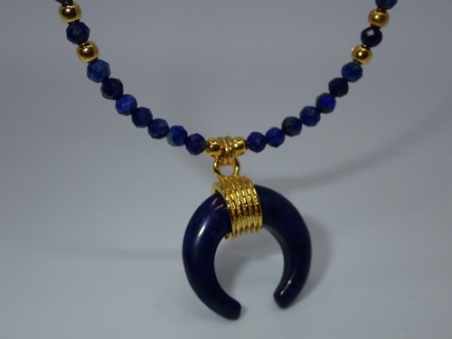 Náhrdelník z minerálu LAPIS LAZULI s půlměsícem