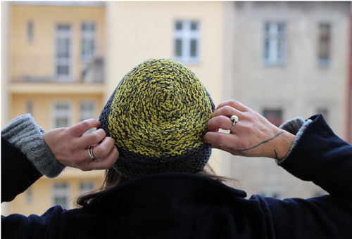 Přízová čepice šedožlutá č. 515