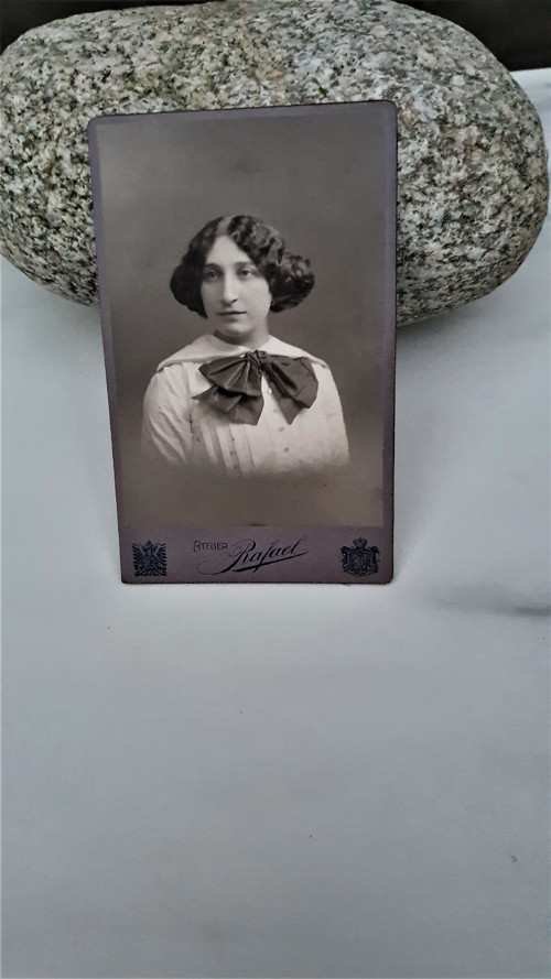 Marnivá sestřenice - kabinetka — foto 1