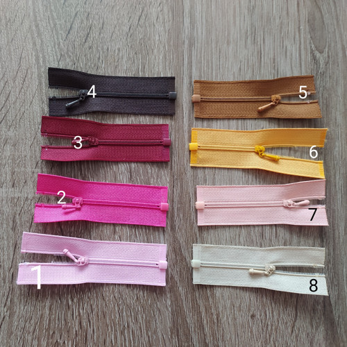Otevřený zip 7cm vhodný mikin, bund pro Barbie