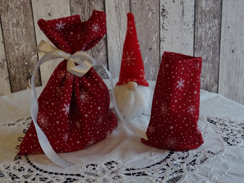 Pytlíček na dárky -vínovo bílé vločky 18/22 cm