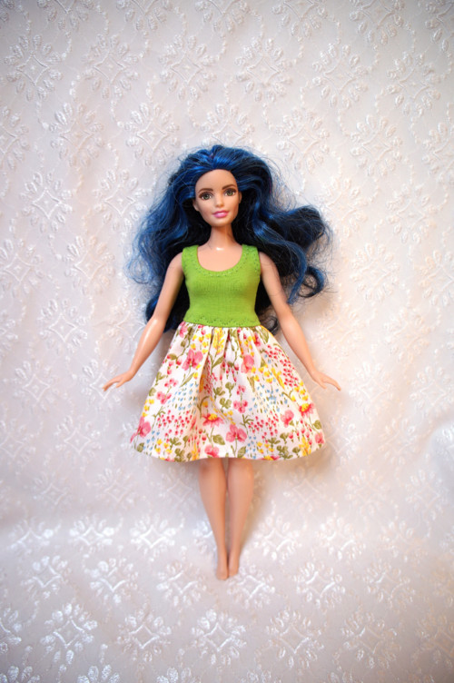 Letní šaty pro Barbie - baculka — foto 1
