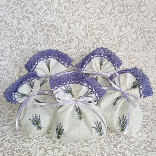 Malý levandulový sáček s krajkou II.
