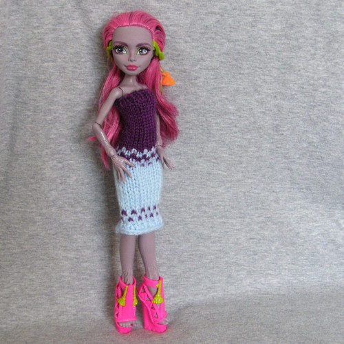 Šaty pro větší panenku Monster High nebo EAH