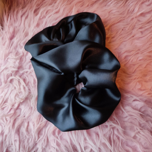 Scrunchie černá saténová gumička do vlasů — foto 1