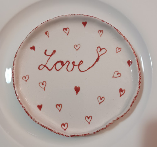 Porcelánový talířek Love červeně